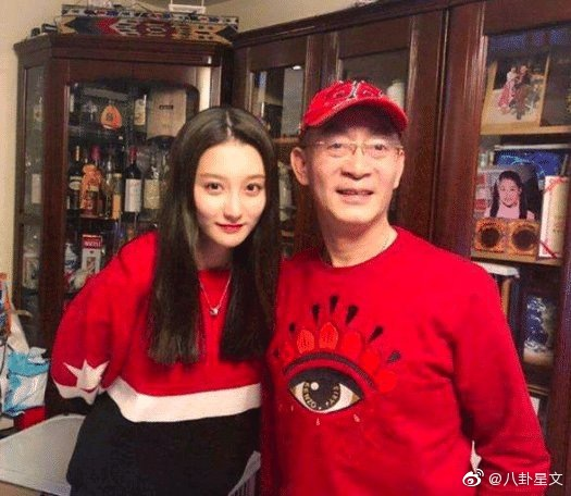  
Con gái duy nhất của Lục Tiểu Linh Đồng năm nay đã 28 tuổi.  
