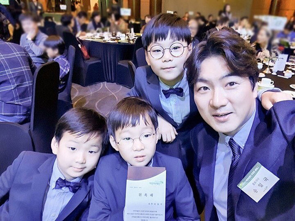  
3 cậu quý tử nhà Song bảnh bao diện vest cùng bố đi dự sự kiện. (Ảnh: Twitter)