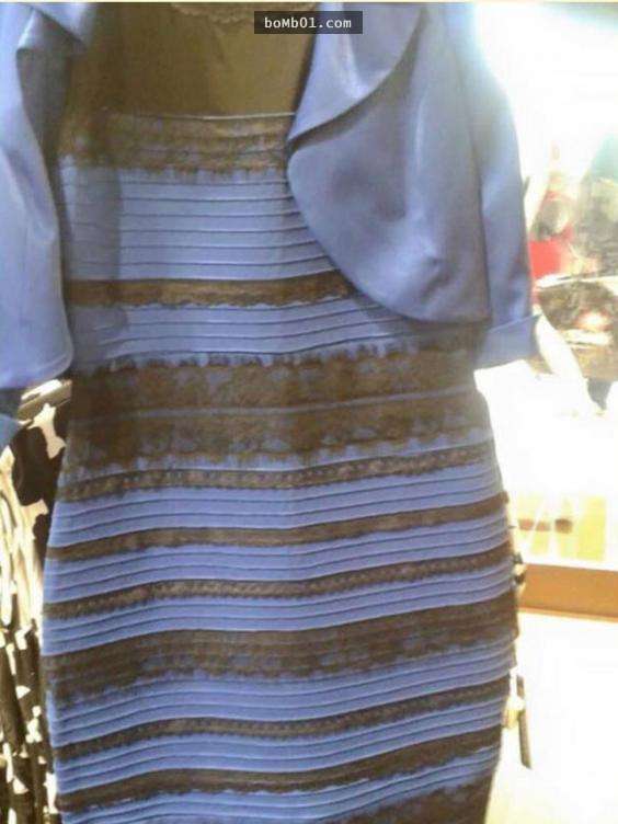  
Màu sắc thật sự của bộ đầm là xanh - đen.