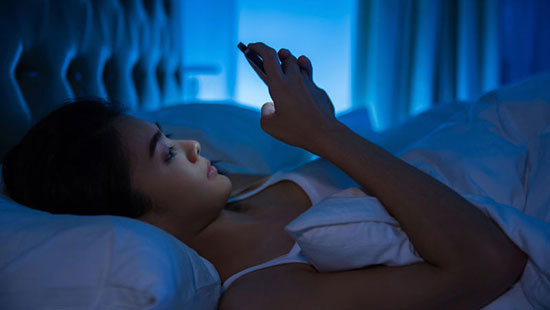  
Sử dụng điện thoại trong bóng tối ảnh hưởng nhiều đến sức khỏe (Ảnh: Facebook)