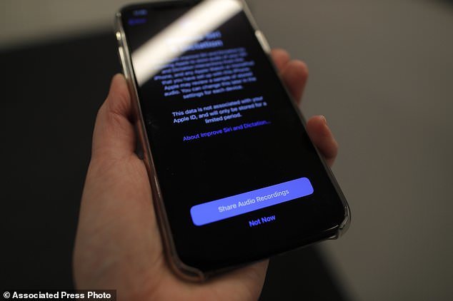  
Bản cập nhật iOS 13.2 vẫn chưa thể tự động xóa đi chức năng thu thập giọng nói. Ảnh: Associated Press Photo