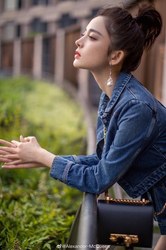  
Góc nghiêng thần thánh của nàng "mỹ nữ Tân Cương". (Ảnh: Weibo).