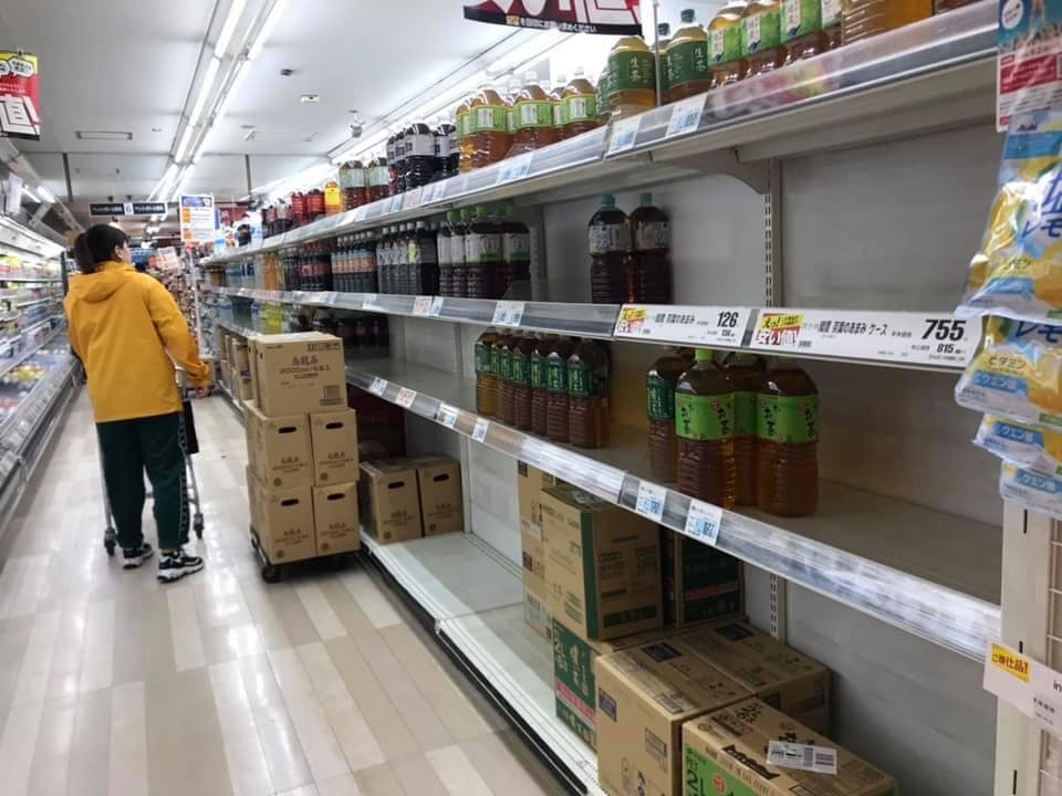  
Người dân tại Nhật đang mua đồ ăn, thức uống để dự trữ khi bão đổ bộ. (Ảnh: FB).