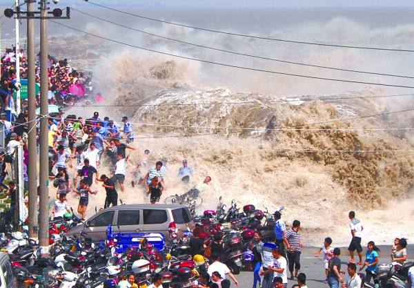 Bất chấp nguy hiểm, hàng nghìn người chen nhau xem ngọn sóng cao 9 mét