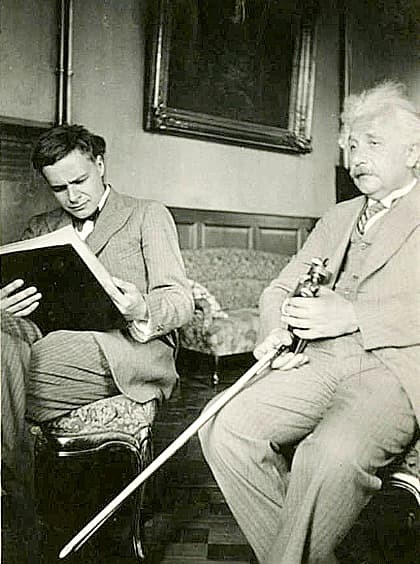  
Ảnh chụp Eduard cùng bố của mình là Einstein (Ảnh: Facebook)