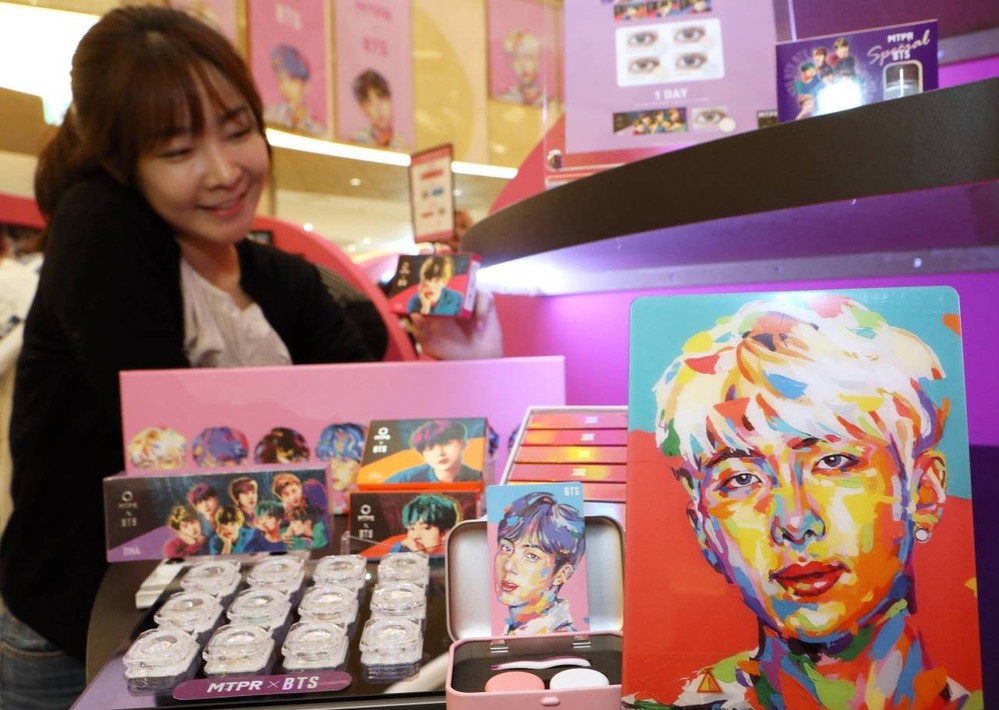  
Những chiếc lens được bày bán bên cạnh là hình ảnh của các ca sĩ BTS