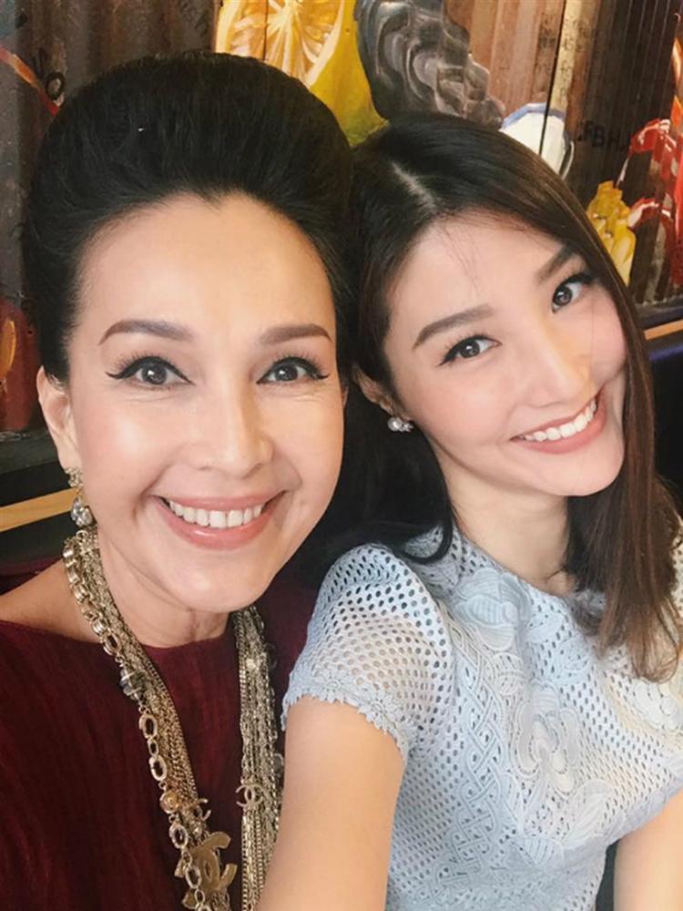 Khoảnh khắc Diễm My 6x và Diễm My 9x cùng chung khung hình. Có thể thấy dù trẻ trung, xinh đẹp nhưng diễn viên Chạy đi rồi tính vẫn phải
Khoảnh khắc Diễm My 6x và Diễm My 9x cùng chung khung hình. Có thể thấy dù trẻ trung, xinh đẹp nhưng diễn viên Chạy đi rồi tính vẫn phải