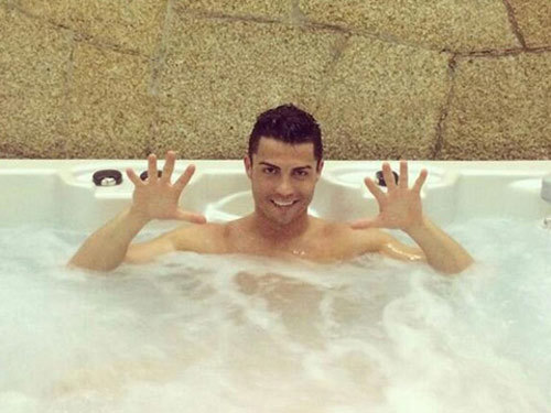 
Ronaldo cũng thường ngâm mình trong đá lạnh (Ảnh: Facebook)