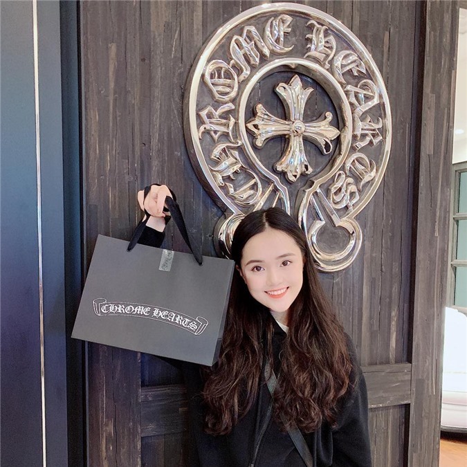  
Bạn gái Duy Mạnh thường xuyên khoe những món đồ hiệu mà mình mua được. (Ảnh: Instagram NV).