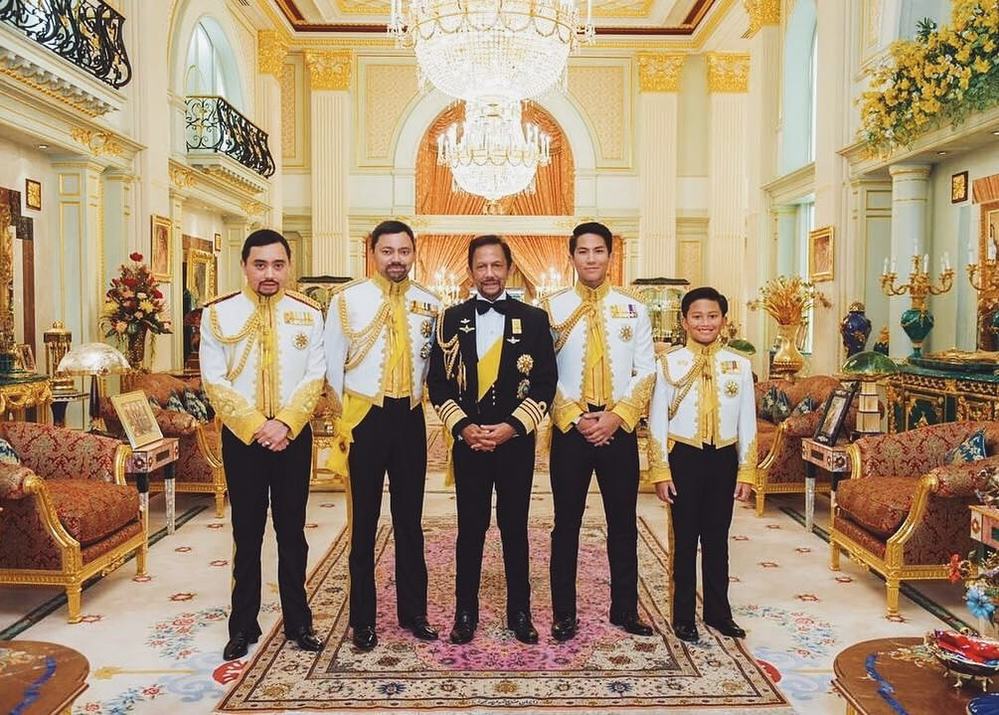  
Mateen cùng Quốc vương Brunei chụp ảnh trong cung điện xa hoa. (Ảnh: Instagram NV)