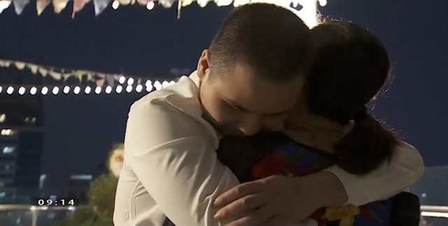  
Khoảnh khắc Thành và mẹ Xuân ôm chầm lấy nhau khiến nhiều người xúc động.