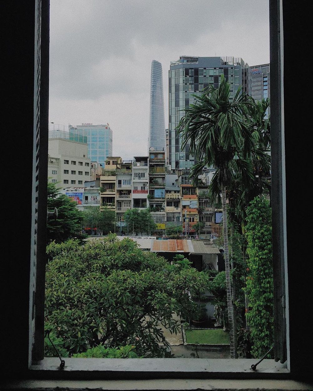  
Góc cửa sổ có view khá đẹp nhìn thấy được tòa tháp Bitexco của thành phố. (Ảnh: takenby_nd)