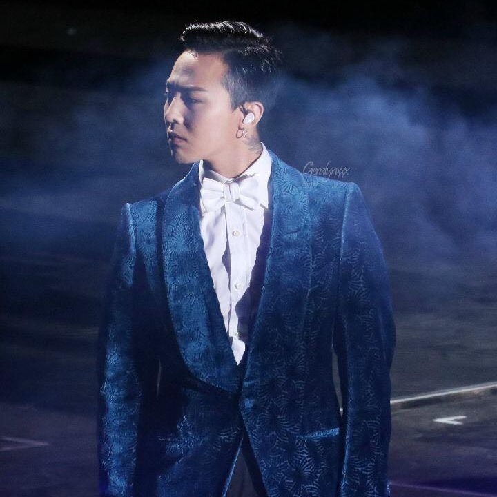 Chỉ cần diện vest thôi, G-Dragon đã đủ khiến fan “trụy tim” rồi