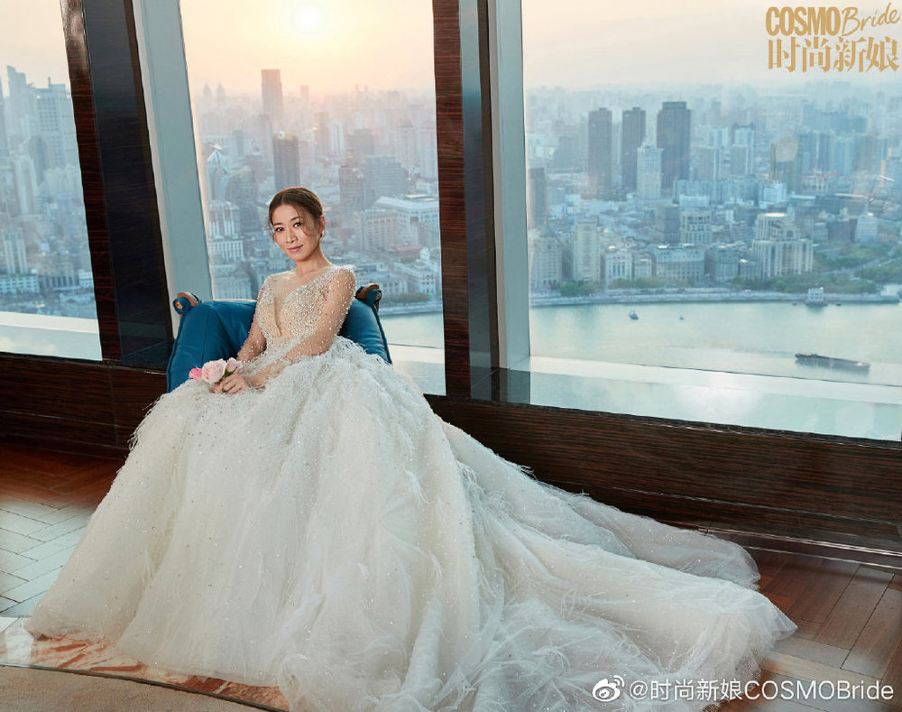  
Xa Thi Mạn được netizen hết lời khen ngợi khi diện váy cô dâu. (Ảnh: Weibo).