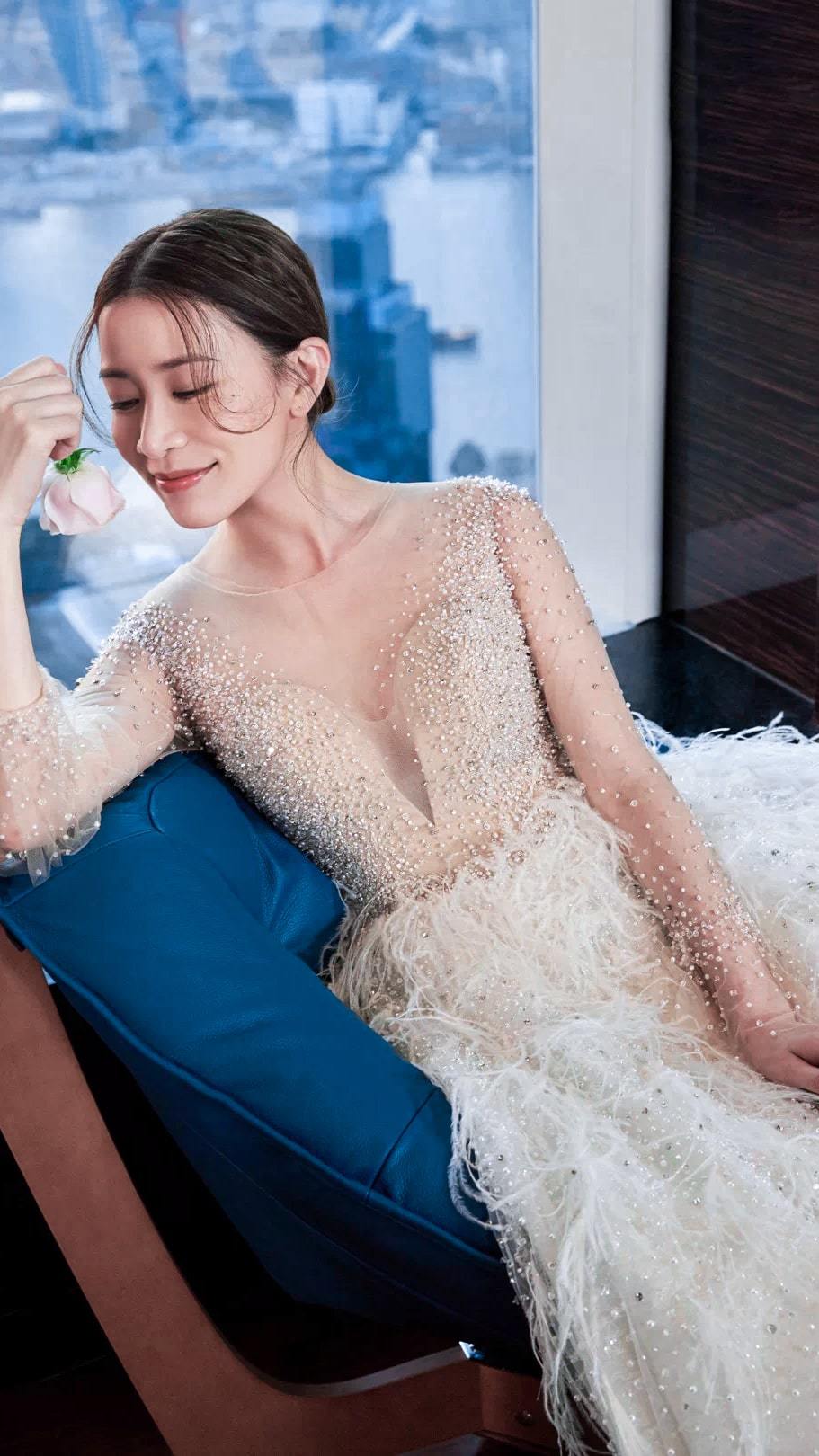  
Xa Thi Mạn quá mức xinh đẹp trong áo cô dâu. (Ảnh: Weibo).