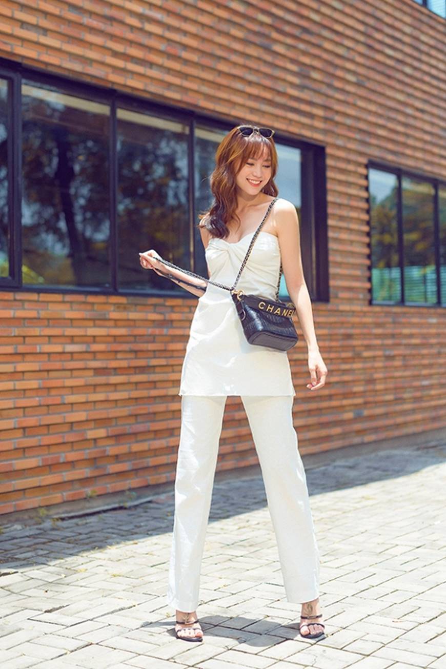  
Ninh Dương Lan Ngọc chụp ảnh street style, phối chiếc túi cùng bộ cánh trắng cúp ngực. 