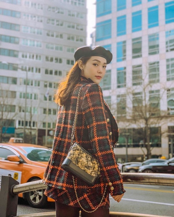  
Minh Hằng đã diện chiếc Chanel's Gabrielle Large Hobo Bag trong suốt chuyến du lịch Hàn Quốc hồi tháng 3 của mình. Giọng ca Sắc môi em hồng chọn phiên bản trung bình, phối màu đen và gold họa tiết. Gương mặt rạng rỡ cùng gu thời trang đơn giản lại giúp Minh Hằng ghi điểm.