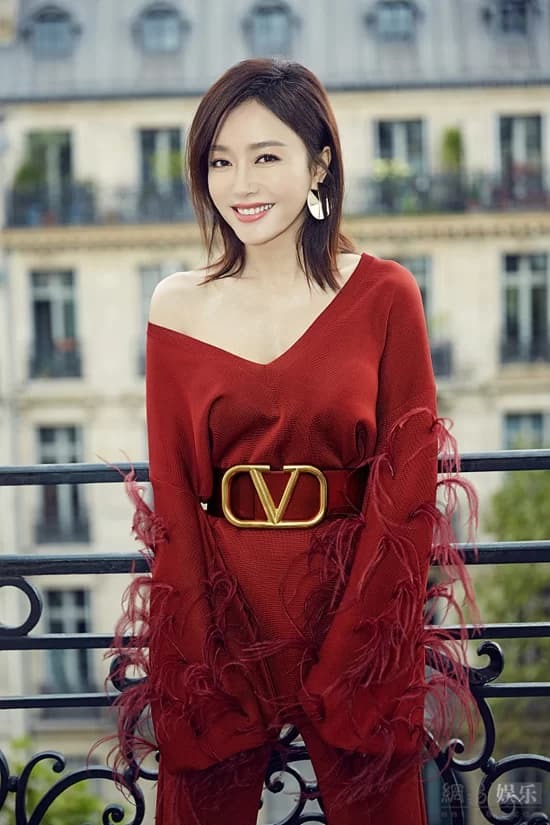  
Nữ diễn viên Diên Hi Công Lược - Tần Lam tỏa sáng tham dự show của thương hiệu Valentino tại Tuần lễ Thời trang Paris Xuân Hè 2019.