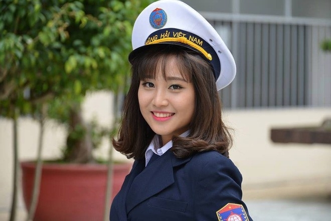  
Nữ sinh viên xinh đẹp trong đồng phục của đại học Hàng Hải. 
 
Sinh viên của đại học Hàng Hải trong bộ đồng phục của trường.