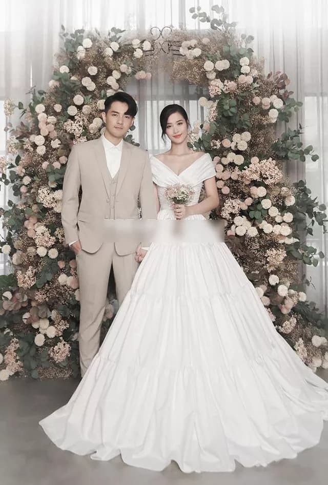  
Hình ảnh cặp đôi trong bộ đồ cưới khiến bao người ngưỡng mộ - Tin sao Viet - Tin tuc sao Viet - Scandal sao Viet - Tin tuc cua Sao - Tin cua Sao