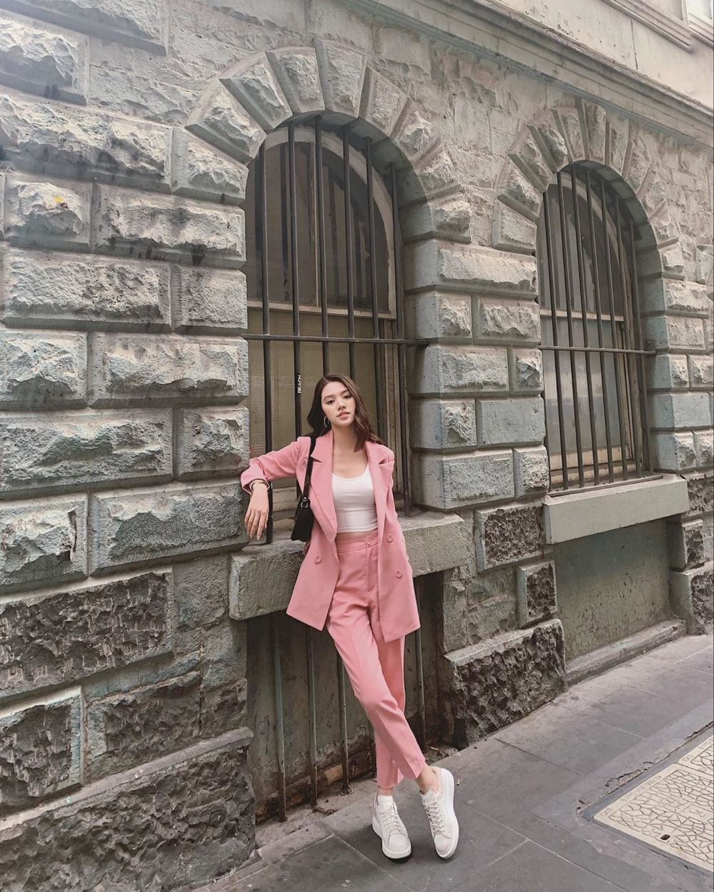  
"Hoa hậu con nhà giàu" Jolie Nguyễn thanh lịch với bộ suit hồng, mix cùng áo thun và giày sneaker trắng.