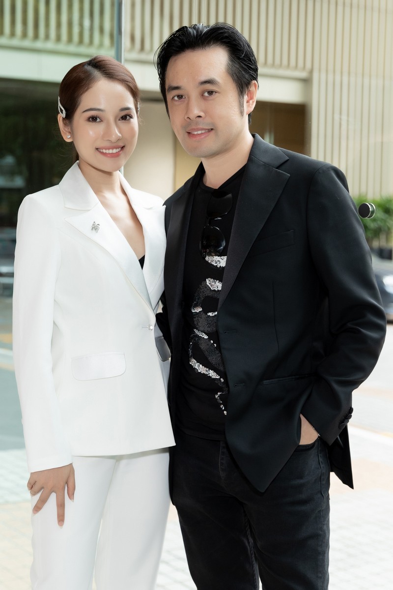 
Cặp vợ chồng son Dương Khắc Linh - Sara Lưu, cả hai ăn mặc đồng điệu, cùng diện suit. Nếu Dương Khắc Linh chọn "cả cây" đen thì bà xã diện bộ cánh trắng. 
