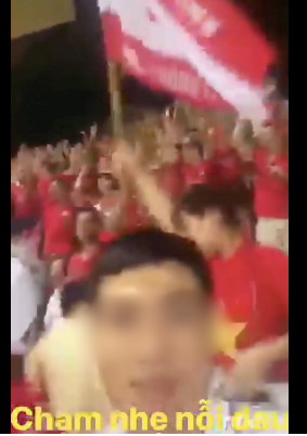  
Nữ CĐV có quay lại nhìn nhưng vẫn không quên hò hét cổ vũ cho đội tuyển Việt Nam (Ảnh: Chụp màn hình)