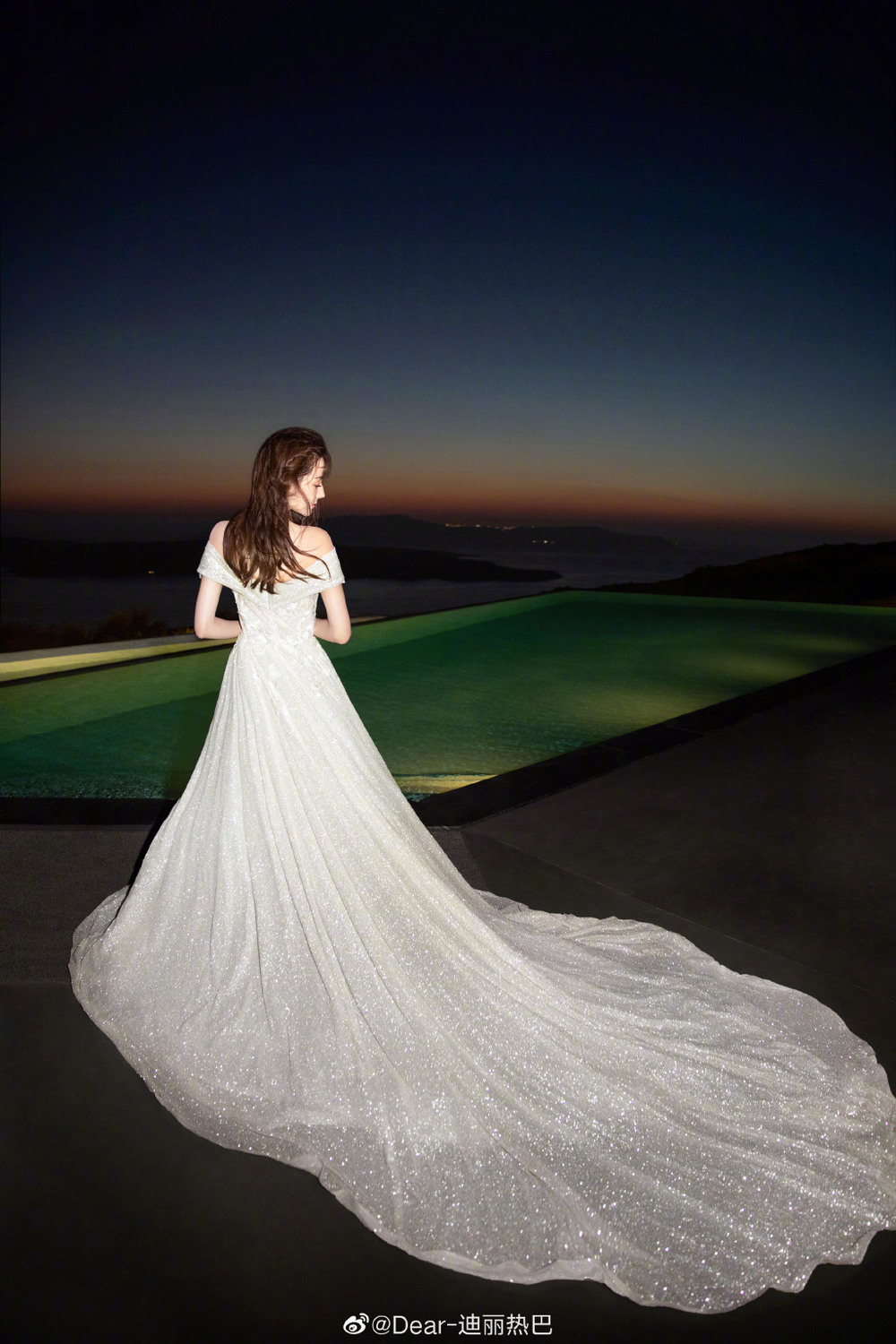  
Chiếc váy cưới cũng đẹp không kém. (Ảnh: Weibo).