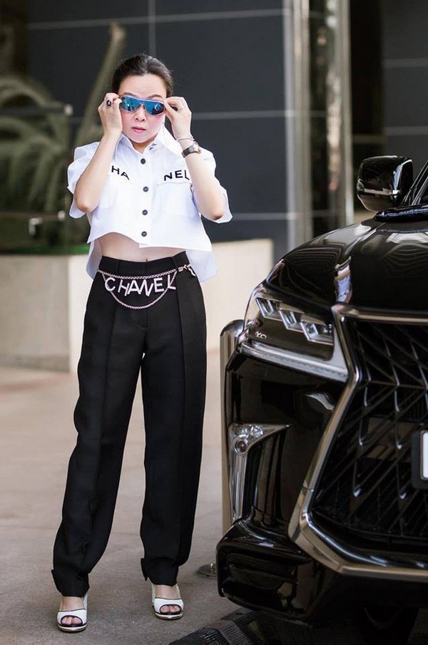  
Cùng xuyên suốt tông màu trắng đen nhưng chiếc quần không ôm, không loe của Phượng Chanel khiến chân cô ngắn lại. 