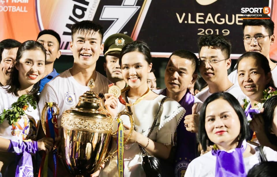  
Duy Mạnh cùng bạn gái vui mừng chiến thắng khi Hà Nội FC giành chức vô địch. (Ảnh: FBNV).