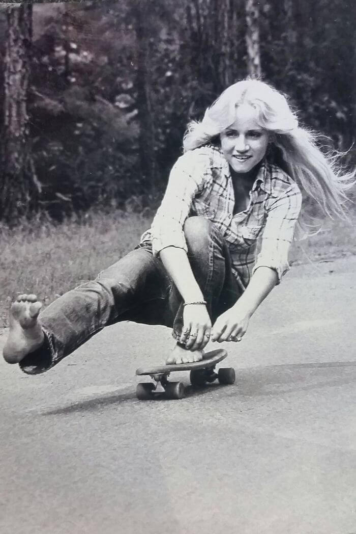  
Mẹ trượt ván tại California năm 1974.