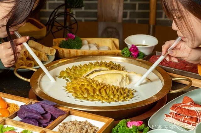  
Một số nhà hàng ở Quảng Châu, Trung Quốc sẽ để cả quả sầu riêng không tách vỏ trong nồi lẩu. 