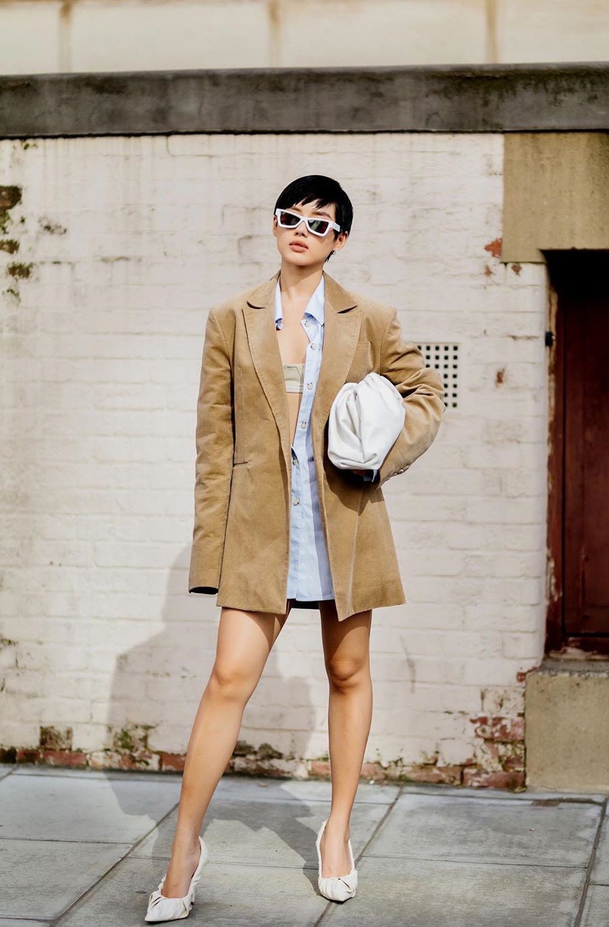  
Khánh Linh tiếp tục "đón trend", bộ cánh được cô diện trong chuỗi sự kiện tại Paris Fashion Week vừa rồi. 