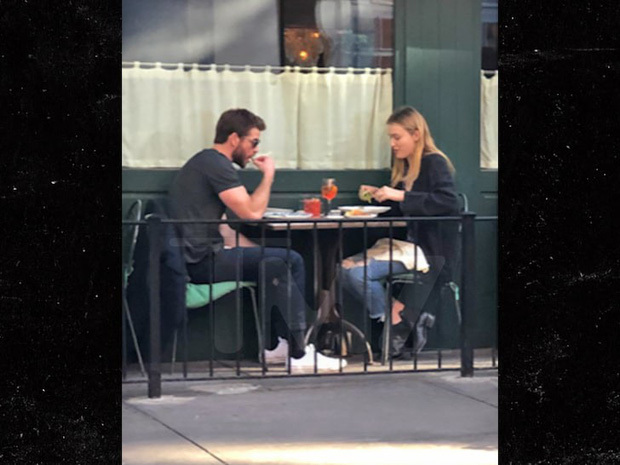 
Liam Hemsworth cũng "vô tình" lọt vào ống kính paparazi khi hẹn hò với "gái trẻ" (Ảnh: Chụp màn hình)