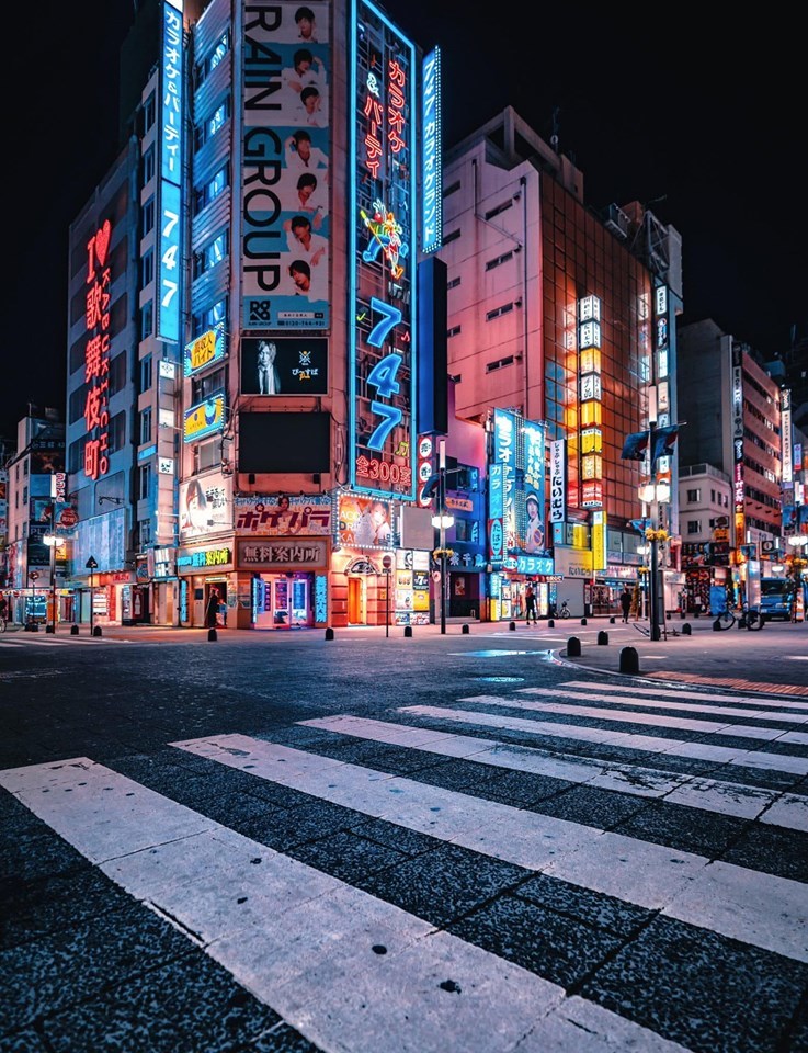 Tokyo đêm: Tokyo đêm sẽ mang đến cho bạn một trải nghiệm khó quên với vô vàn lựa chọn cho một đêm hoành tráng. Từ những club sôi động đến những quán sake truyền thống, hay thăm thú một trong những công viên đẹp nhất thế giới, sự đa dạng này sẽ thỏa mãn mọi thị hiếu.