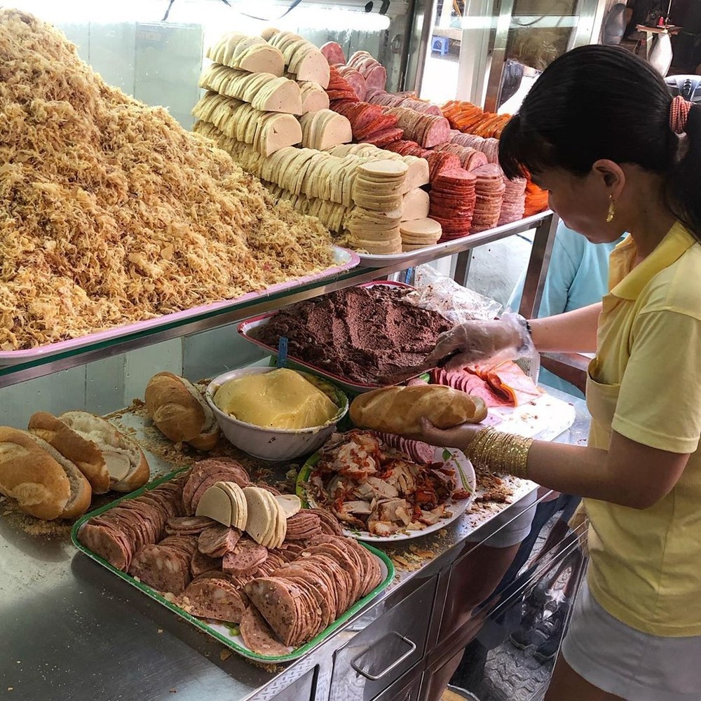  
Món ăn đường phố Hồ Chí Minh có thể hấp dẫn bất kì vị khách khó tính nào từ bánh tráng trộn, bột chiên hay bánh mì... Ảnh: Mysaigon