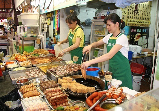TP.HCM, món ăn đường phố, ngon nhất, thế giới: Sài Gòn được xem là thủ đô ẩm thực đường phố số một thế giới. Nơi đây có dầy đặn các quán bán món ăn đường phố mới xuất hiện, lẫn quán nổi tiếng từ nhiều thế hệ mang đến cho thực khách sự ngon miệng đích thực.