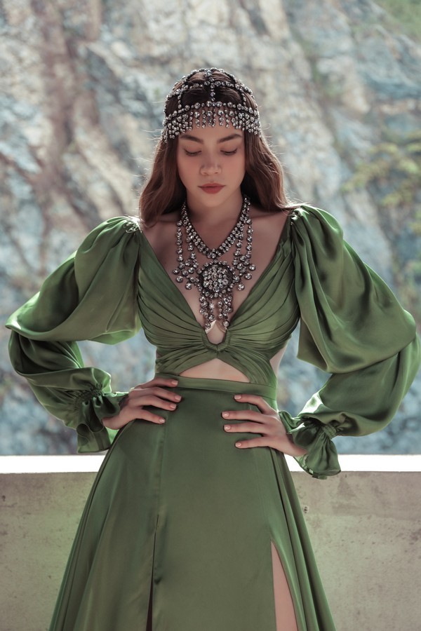  
Chiếc váy của nhà mốt Gucci được Hồ Ngọc Hà lựa chọn. 