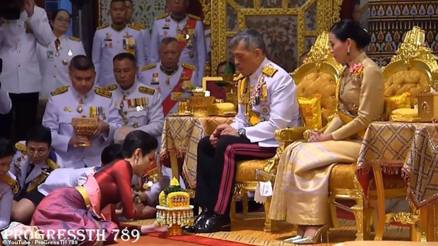  
Tháng 7, Hoàng quý phi Sineenat chính thức được sắc phong trước sự ngưỡng mộ của rất nhiều người dân Thái Lan. (Ảnh: Chụp màn hình).