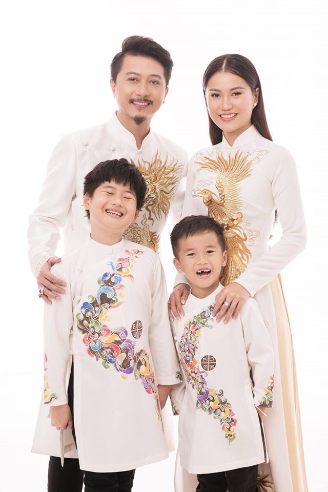 Vợ chồng Lâm Vỹ Dạ cùng hai con trai diện đồ đôi chụp ảnh hạnh phúc - Tin sao Viet - Tin tuc sao Viet - Scandal sao Viet - Tin tuc cua Sao - Tin cua Sao
