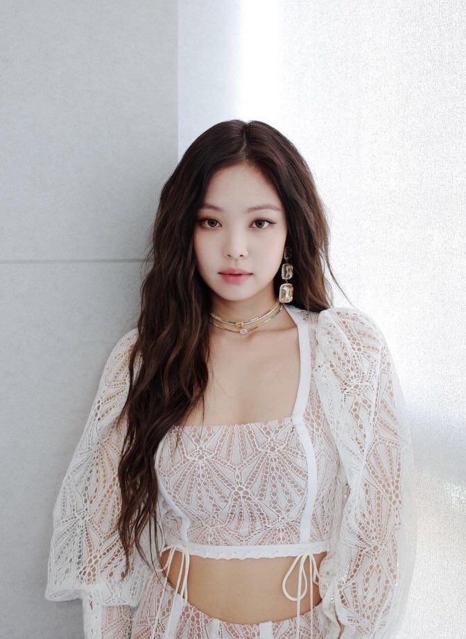 Sau tang lễ của Sulli, Jennie lại bị netizen chỉ trích vô lý