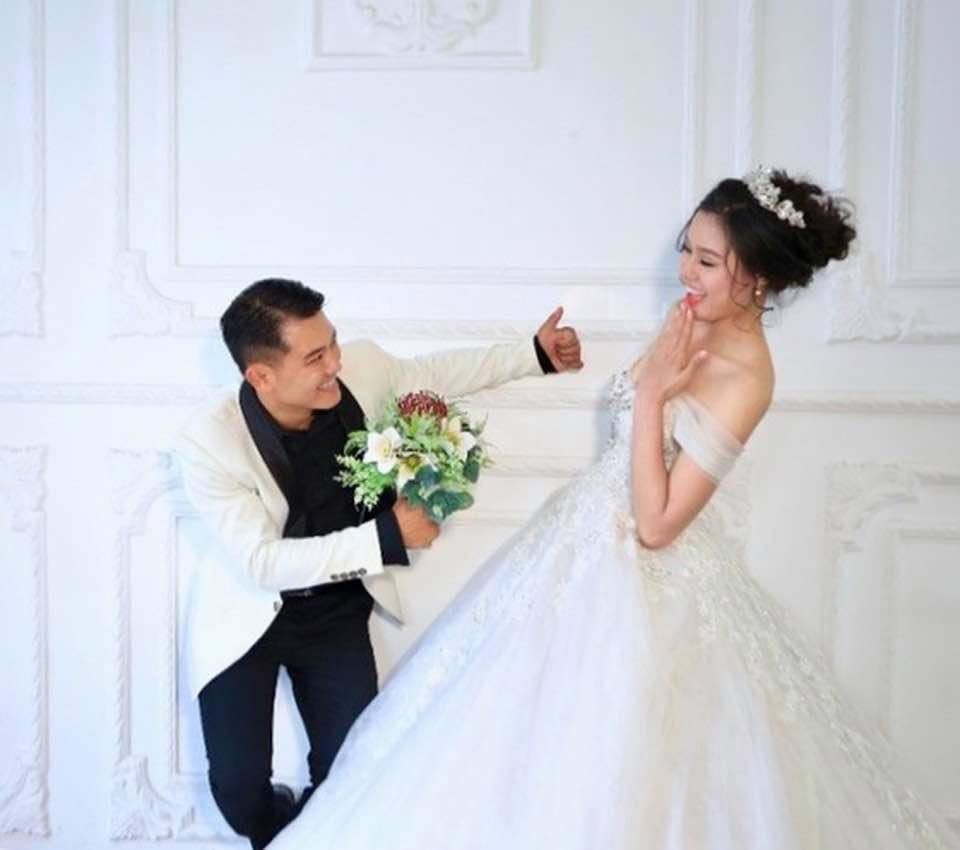 Cuộc sống hôn nhân viên mãn của Vân Quang Long cùng vợ kém 10 tuổi
