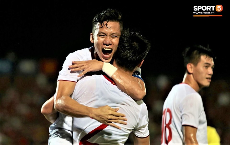  
Đội trưởng Quế Ngọc Hải thực hiện chính xác quả đá phạt penalty, nâng tỉ số lên 2-0 cho Việt Nam. Ảnh: Sport5