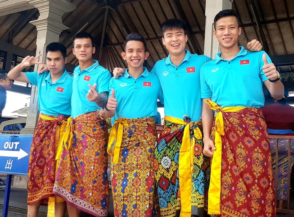Sau chiến thắng 3-1 vào tối 15/10, sáng 16/10 các cầu thủ đã có chuyến du lịch Bali cùng nhau. Ảnh: FB
