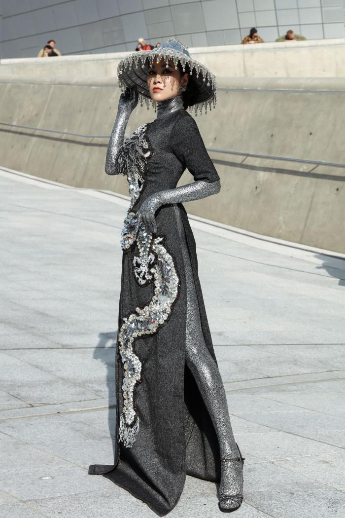  
Hoa hậu Tuyết Nga khoác lên mình bộ cánh tạo hình rồng uốn lượn bằng kim loại của NTK Lý Liên Kiệt với điểm nhấn là chiếc nón lá đính gương lấp lánh.