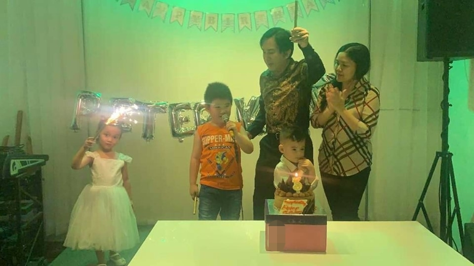 NSƯT Kim Tử Long cùng vợ thứ 3 tổ chức sinh nhật cho con trai 3 tuổi - Tin sao Viet - Tin tuc sao Viet - Scandal sao Viet - Tin tuc cua Sao - Tin cua Sao