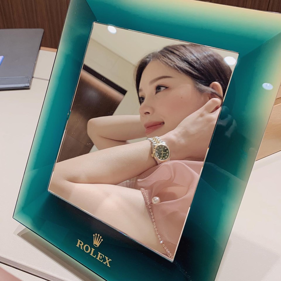 Linh Rin được em chồng Hà Tăng tặng chiếc đồng hồ Rolex 300 triệu