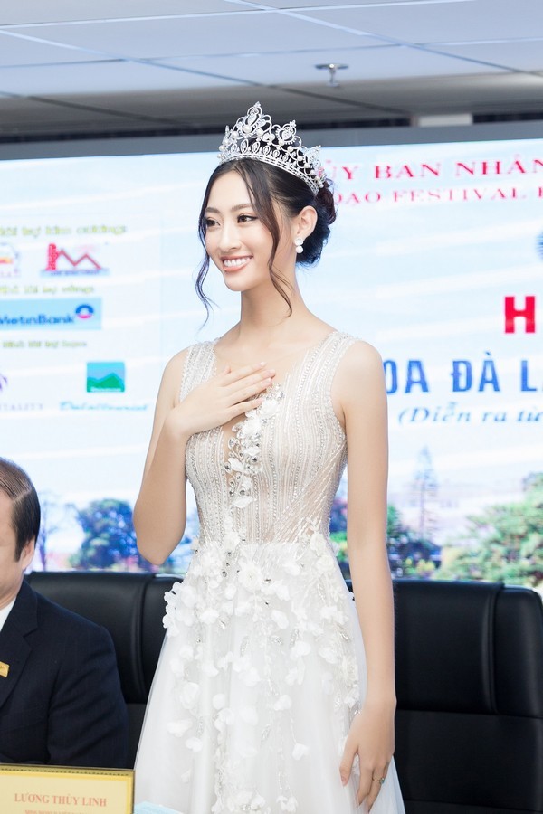 Hoa hậu Lương Thùy Linh lần đầu làm Đại sứ ở tuổi 19