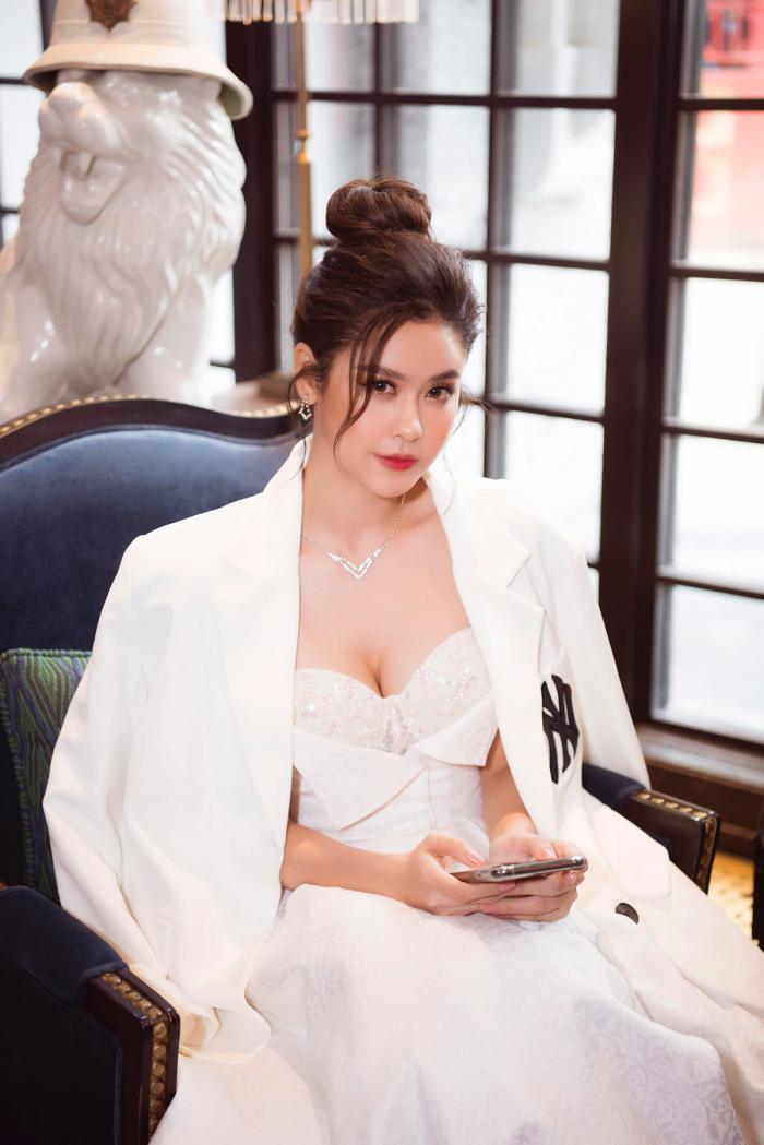 Mặc váy NTK Lê Thanh Hoà, Hoa hậu Quốc tế 
