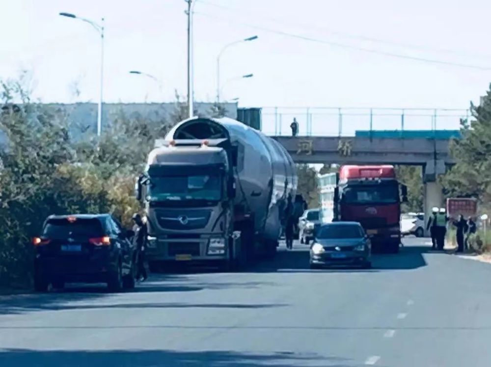  
Tài xế xe tải đã quyết định xì lốp xe để đưa máy bay thoát qua chiếc cầu. (Ảnh: WEMP).